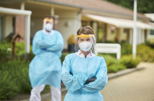 Zorgmedewerkers in beschermende kleding