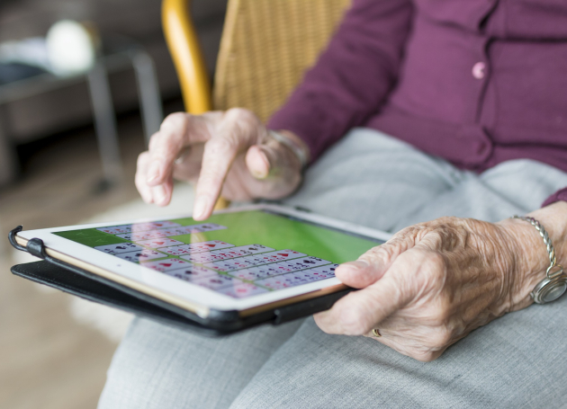 Dame met ipad